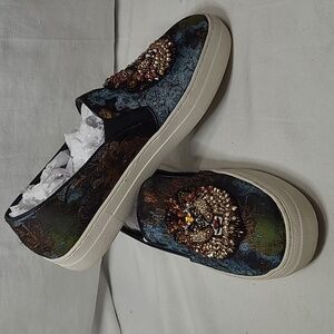 Steve Madden Fiasco Embellished Lion Head Slip-On Sneakers Womens Size 10